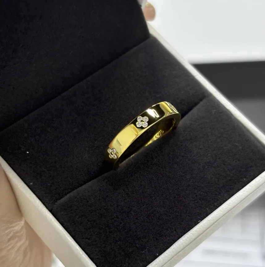 Flowers Band Ring worn